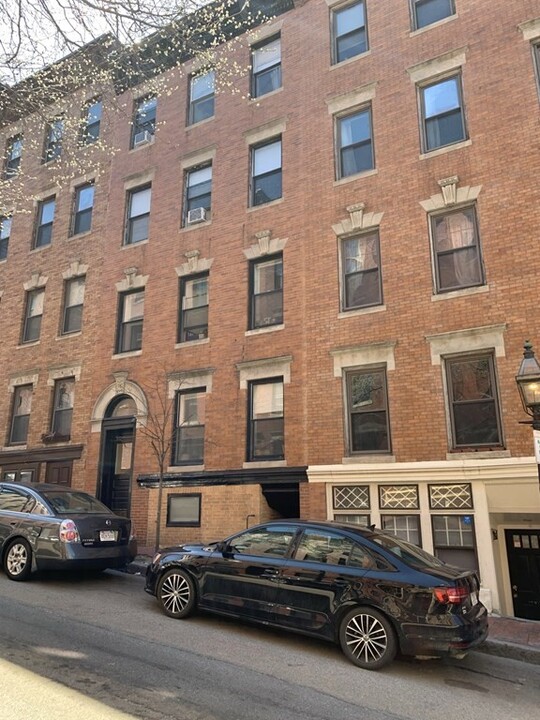 9 Grove St in Boston, MA - Building Photo