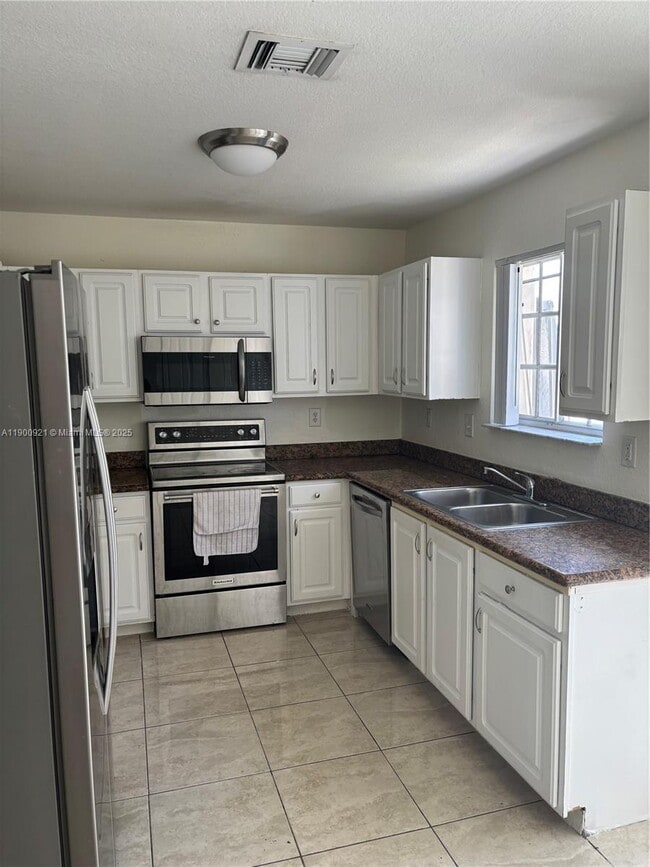 2032 NE 167th St in North Miami Beach, FL - Building Photo - Building Photo