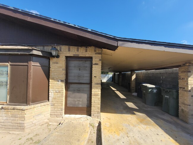 1518 Scott St in Laredo, TX - Foto de edificio - Building Photo