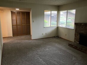 2813 Thornton Ct in Modesto, CA - Foto de edificio - Building Photo