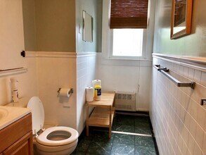 96 Rhode Island Ave in Newport, RI - Building Photo - Building Photo