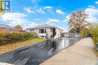 1301 Freeport Dr in Mississauga, ON - Building Photo - Building Photo