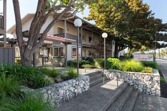 Park Orchard in Hayward, CA - Foto de edificio - Building Photo