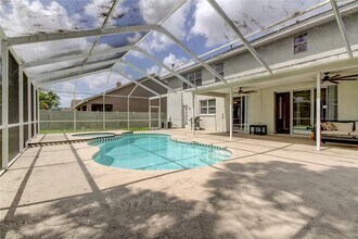 9401 Woodbay Dr in Tampa, FL - Building Photo - Building Photo