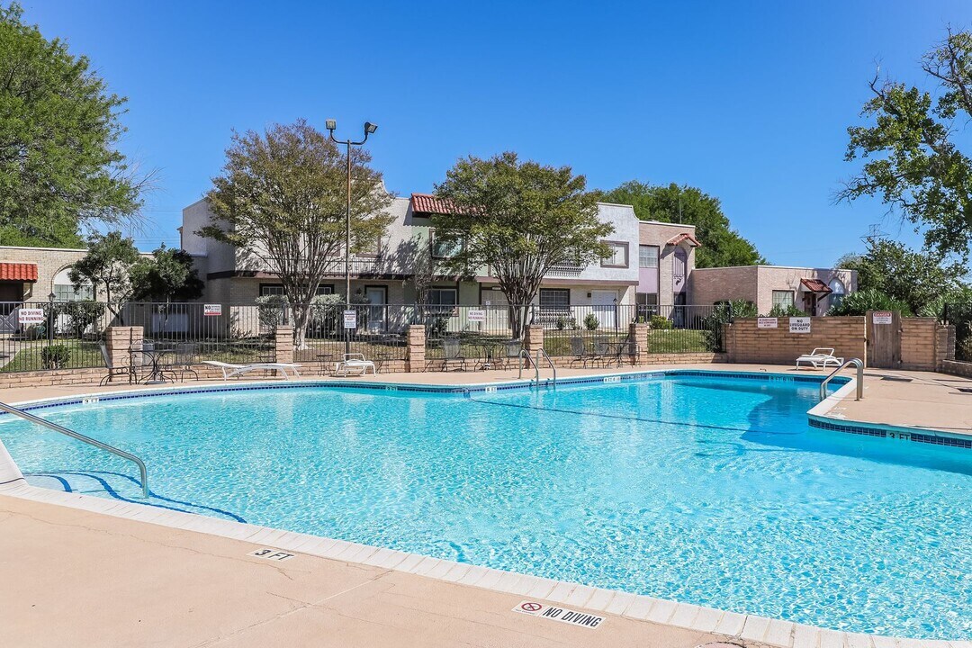 6850 Crown Ridge in San Antonio, TX - Building Photo