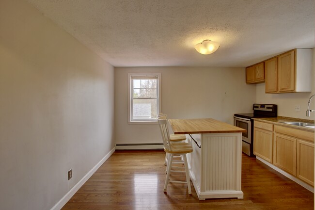 9 Cornell St, Unit 9B Cornell st in Portland, ME - Building Photo - Building Photo