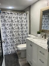 2735 W 52nd St in Hialeah, FL - Foto de edificio - Building Photo
