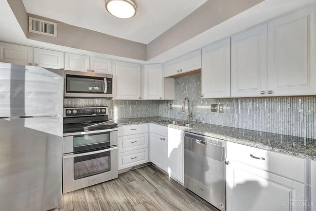 7752 Montgomery Rd in Cincinnati, OH - Foto de edificio - Building Photo