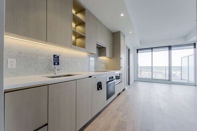 95-995 McMahon Dr in Toronto, ON - Building Photo - Building Photo