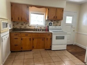 36 Oakland Ave in Warwick, NY - Building Photo - Building Photo