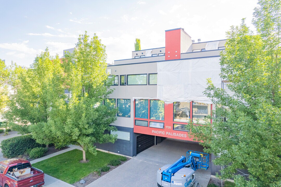 1720 13th St SW in Calgary, AB - Building Photo