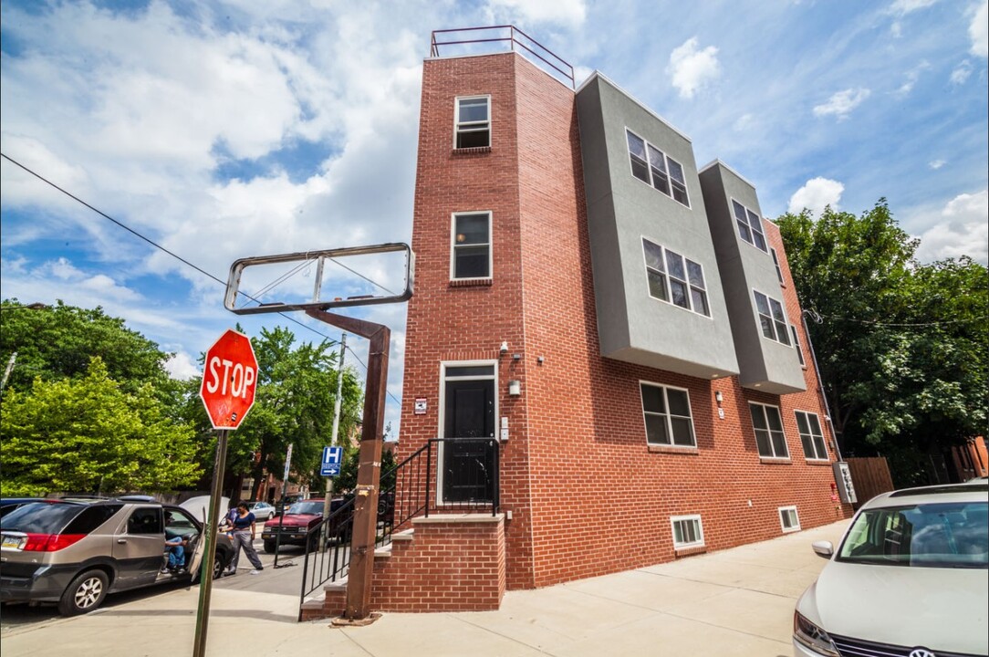 3842 Lancaster Ave in Philadelphia, PA - Building Photo