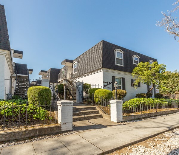 Montclair Apartments in Mountain View, CA - Building Photo