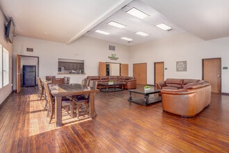 Sablewood Gardens in Bakersfield, CA - Building Photo - Interior Photo