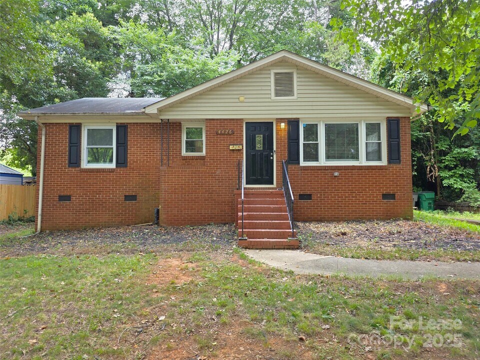 4426 Holbrook Dr in Charlotte, NC - Building Photo