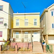 215 S 7th St, Unit 2 in Elizabeth, NJ - Foto de edificio - Building Photo