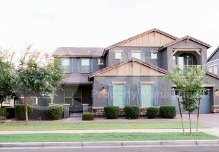 4247 E Comstock Dr in Gilbert, AZ - Foto de edificio - Building Photo