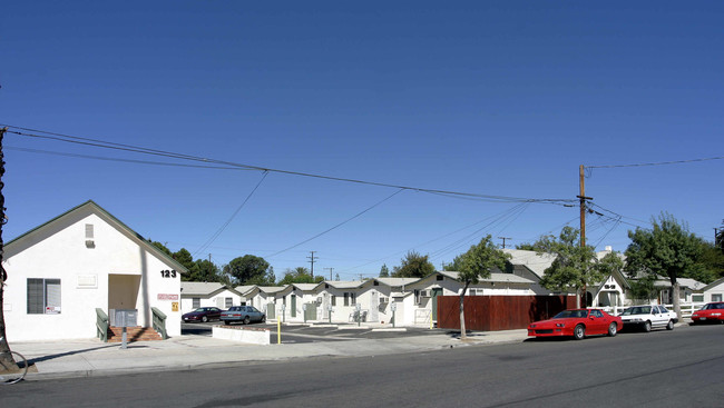 123-145 N Inez St in Hemet, CA - Building Photo - Building Photo