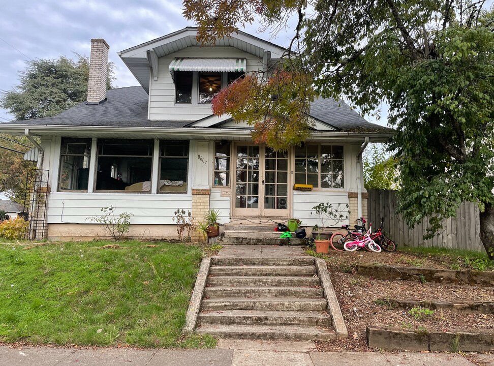 8607 SE Morrison St in Portland, OR - Foto de edificio