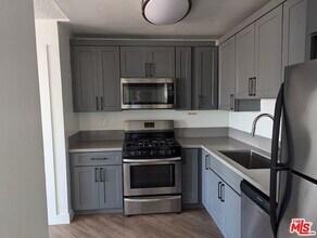 310 S Kenmore Ave in Los Angeles, CA - Building Photo - Building Photo
