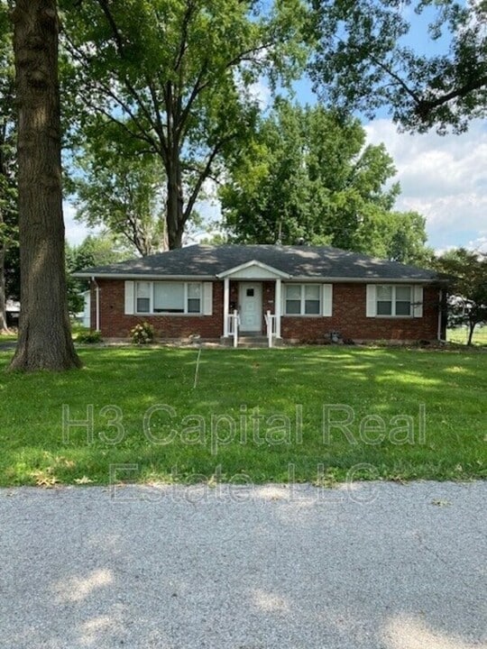 2111 Clark Ave in Granite City, IL - Foto de edificio