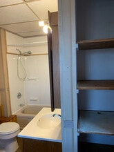 10 Adams St, Unit D in Whitehall, NY - Foto de edificio - Building Photo