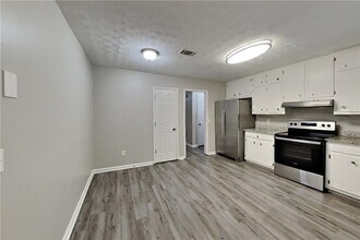 5051 Sugar Creek Dr in Sugar Hill, GA - Building Photo - Building Photo