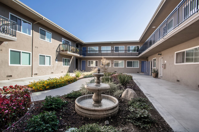 Trio Apartment Homes in Costa Mesa, CA - Foto de edificio - Building Photo
