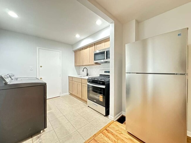 538 E Queen Ln in Philadelphia, PA - Building Photo - Building Photo