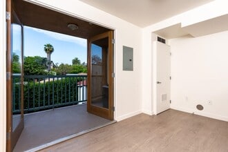 Flock in Los Angeles, CA - Foto de edificio - Building Photo