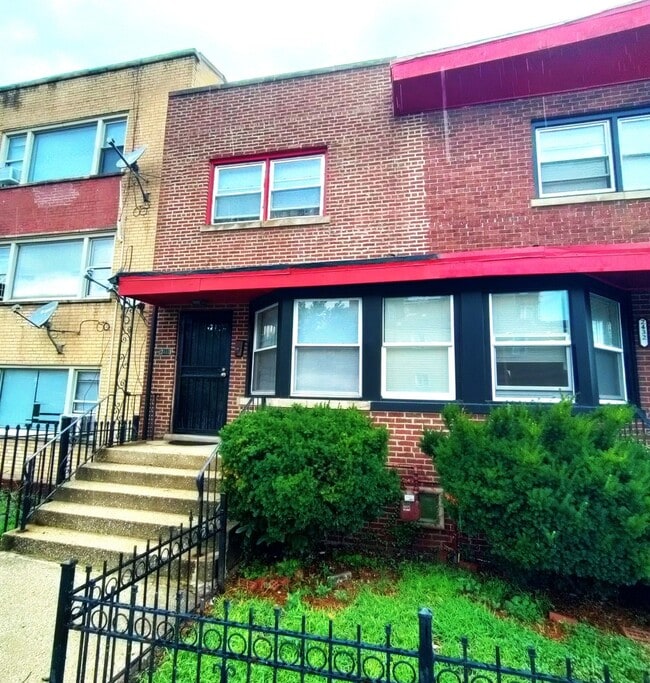 2430 E 73rd St in Chicago, IL - Building Photo - Building Photo