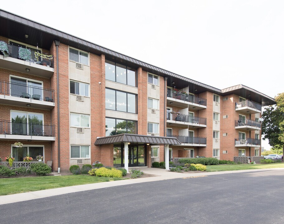 2234 S Goebbert Rd in Arlington Heights, IL - Building Photo