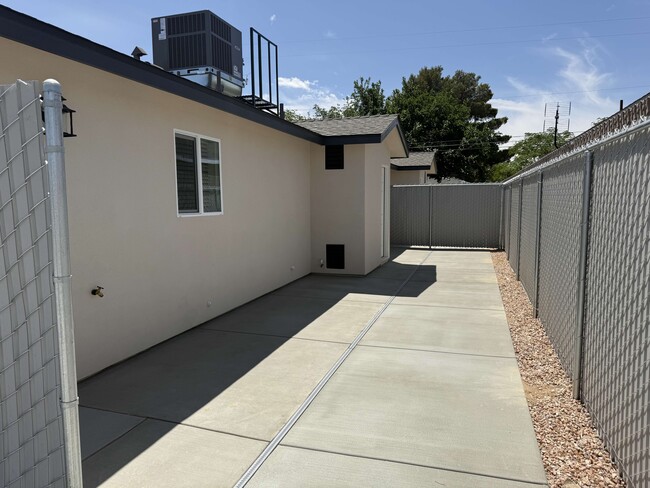 1133 W Mariposa Ave in Ridgecrest, CA - Building Photo - Building Photo