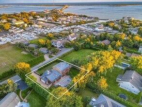 20 Alanson Ln in Hampton Bays, NY - Foto de edificio - Building Photo