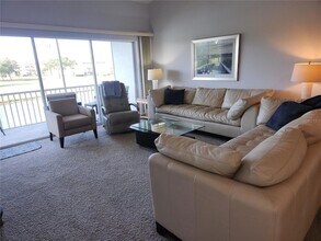 6606 Pineview Terrace, Unit 201 in Bradenton, FL - Foto de edificio - Building Photo