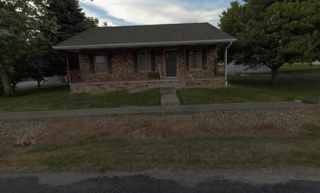 property at 102 E Pearl St