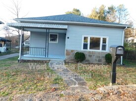 417 Montana St in Mt Hope, WV - Building Photo