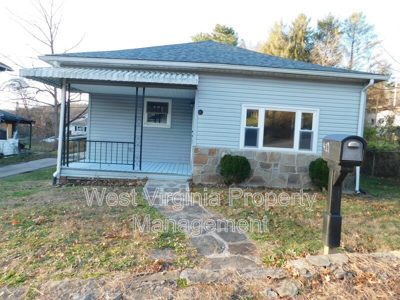 417 Montana St in Mt Hope, WV - Building Photo