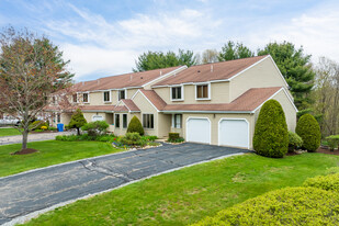 Ski Village in Cumberland, RI - Foto de edificio - Building Photo