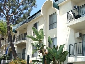20317 Saticoy St in Winnetka, CA - Building Photo - Building Photo