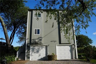 39 Lake Rd in Narragansett, RI - Building Photo - Building Photo