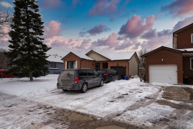 258 Kingscourt Ave in Kingston, ON - Building Photo - Building Photo