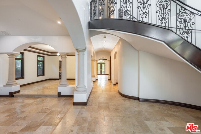 120 S Almont Dr in Beverly Hills, CA - Building Photo - Building Photo