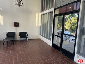 18640 Collins St in Los Angeles, CA - Building Photo - Building Photo