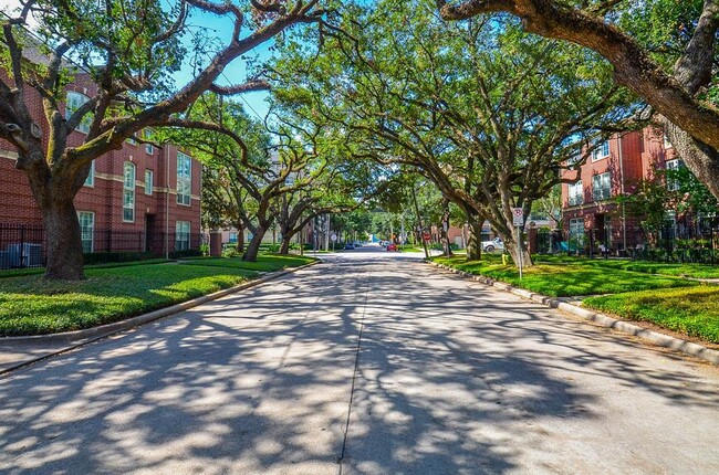 227 McGowen St in Houston, TX - Foto de edificio - Building Photo