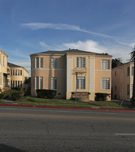 2102 N Vermont Ave in Los Angeles, CA - Foto de edificio - Building Photo