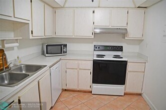525 N Ocean Blvd in Pompano Beach, FL - Building Photo - Building Photo