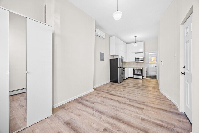 18-20 Stanhope St-Unit -1L in Queens, NY - Foto de edificio - Building Photo