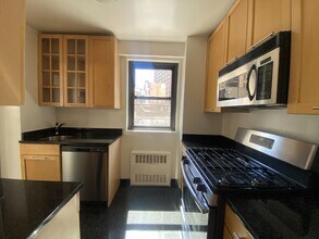114 E 16th St in New York, NY - Building Photo - Building Photo