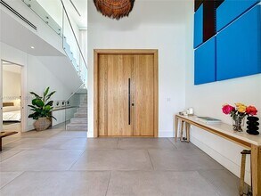 561 Warren Ln in Key Biscayne, FL - Foto de edificio - Building Photo